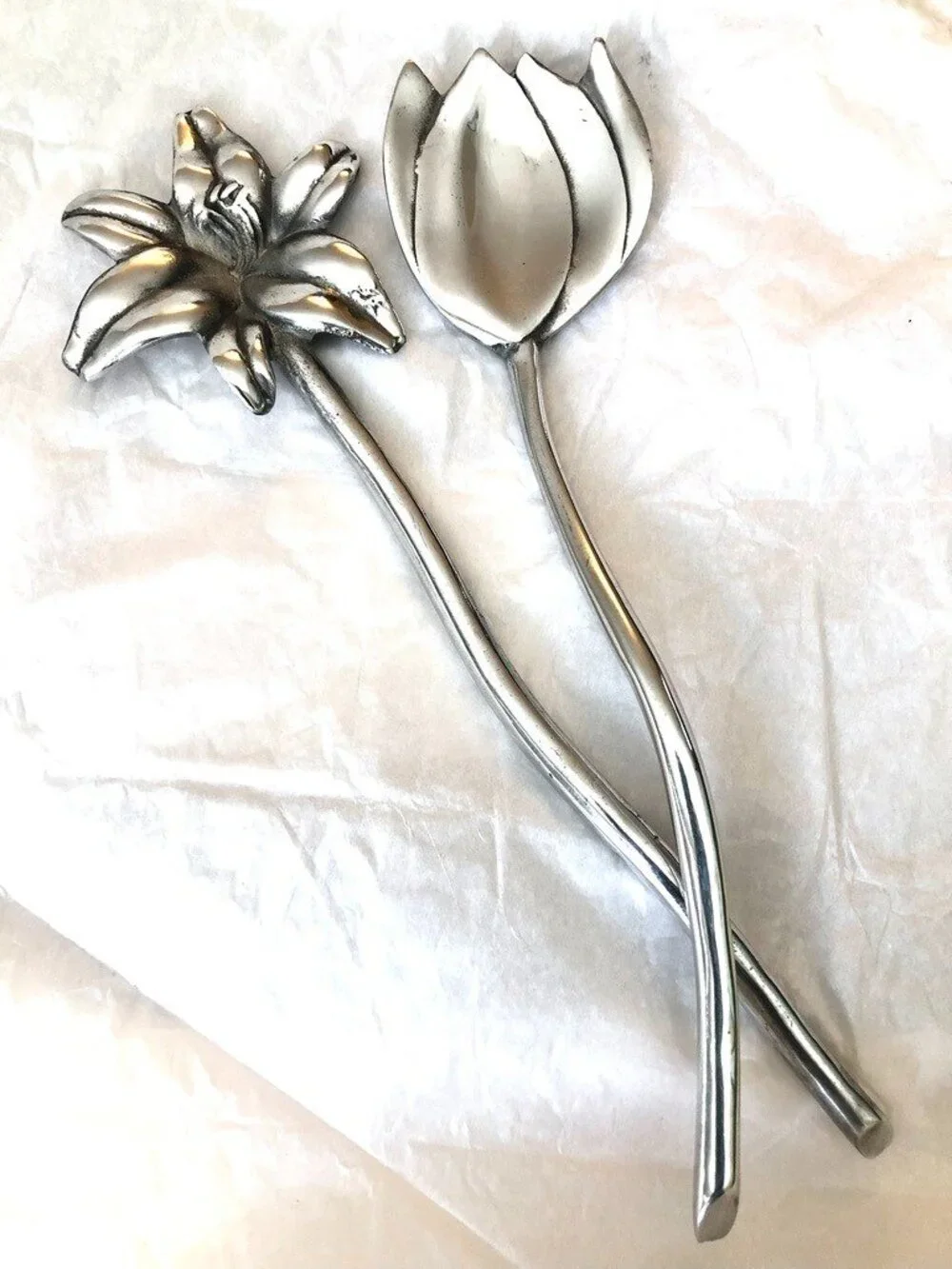 Mariposa Brillante Aluminum Flower Salad Servers Cast Metal Utensils Set